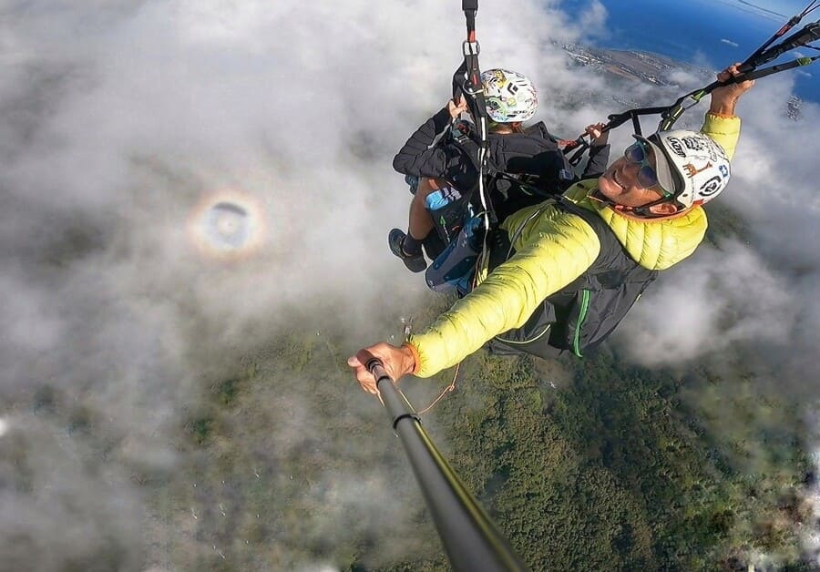 Parapente biplace au-dessus des nuages avec Plein Ciel Parapente. Découvrez des panoramas exceptionnels à Aix-les-Bains et Aiguebelette près de Lyon