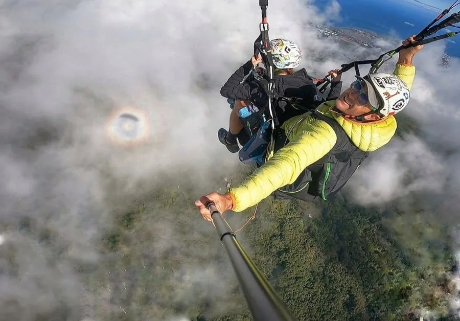 Parapente biplace au-dessus des nuages avec Plein Ciel Parapente. Découvrez des panoramas exceptionnels à Aix-les-Bains et Aiguebelette près de Lyon