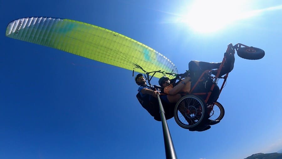 Baptême en parapente pour personnes à mobilité réduite (PMR) avec matériel adapté. Volez en toute sécurité à Aix-les-Bains et Aiguebelette.