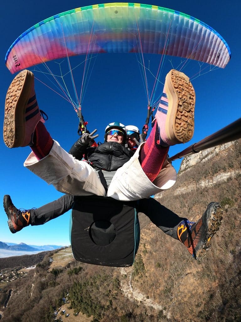 Vol en parapente photo d'un biplace à Aix-les-Bains et Aiguebelette, parfaite pour les réseaux sociaux et capturer des souvenirs uniques.