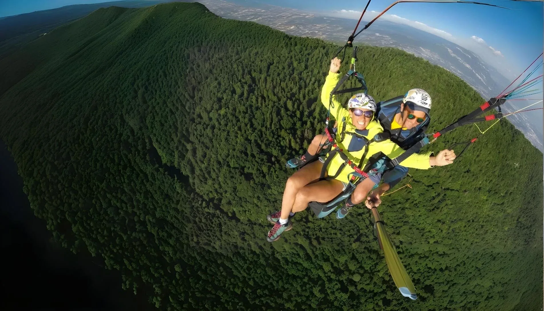 Vol pédagogique en parapente avec Plein Ciel Parapente. Apprenez les bases du pilotage au-dessus d’Aix-les-Bains et d’Aiguebelette.