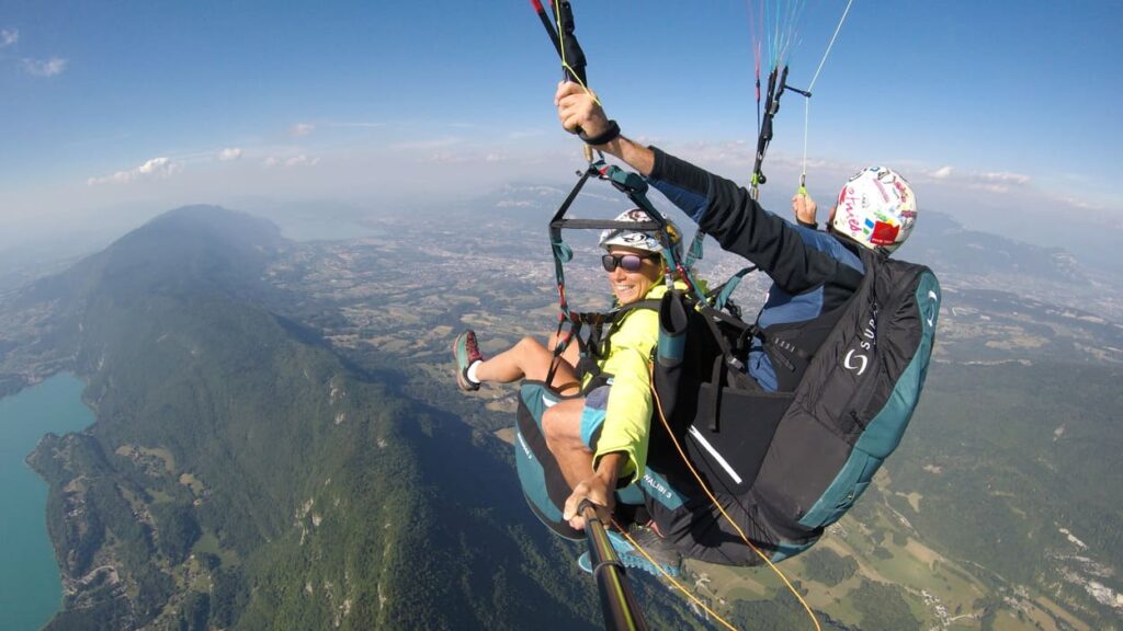 Survolez Aix-les-Bains et Aiguebelette en parapente avec Plein Ciel Parapente. Découvrez des paysages époustouflants en vol biplace.