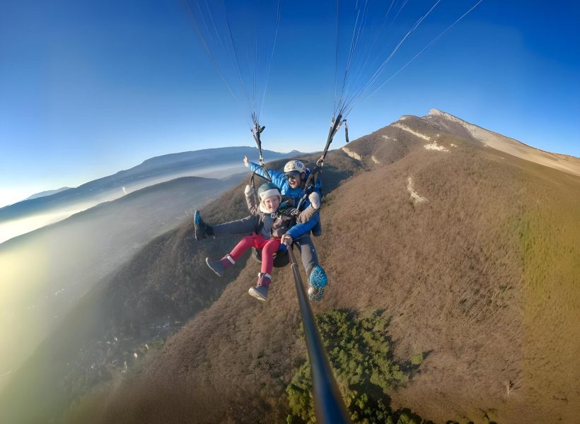 Baptême parapente enfant biplace avec Plein Ciel Parapente. Une expérience sécurisée au-dessus d’Aix-les-Bains et d’Aiguebelette près de Lyon